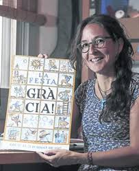 Teresa Calbó mostra satisfeta el cartell del bicentenari de la festa major de la vila de Gràcia